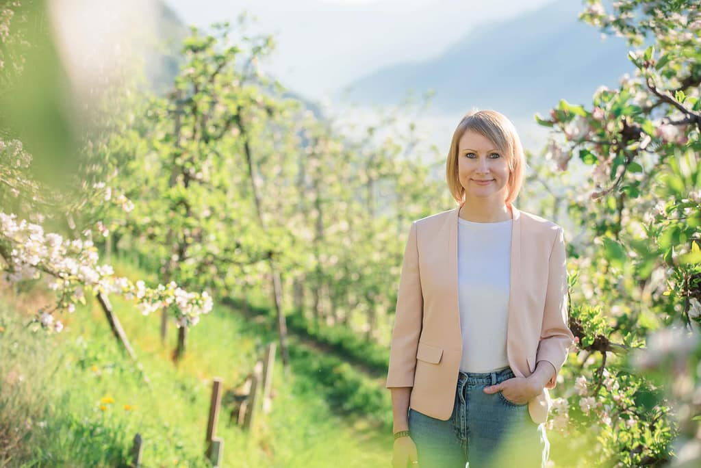 Ernährungsberatung Daniela Klaus zwischen Apfelblüten