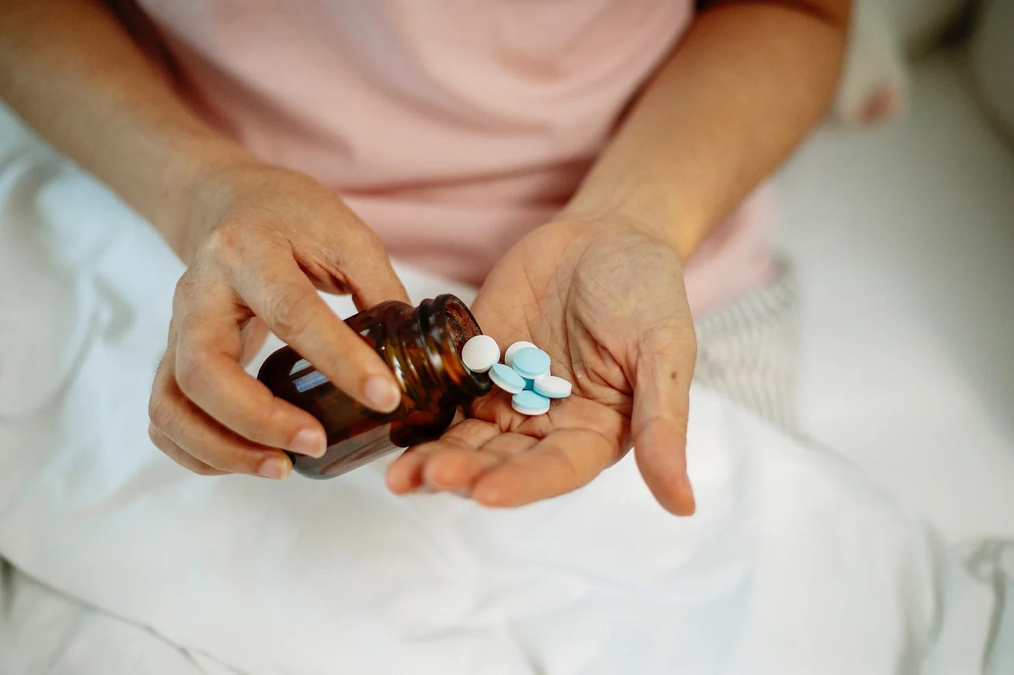 Vitamin B12-Supplementierung – Hand mit Tabletten